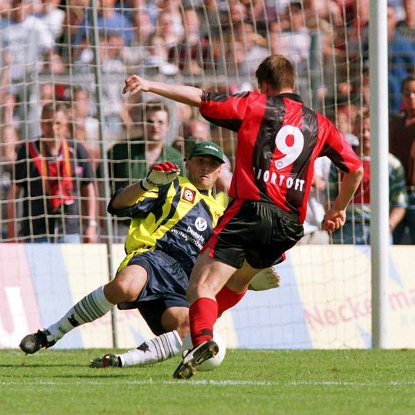 Frankfurts Stürmer Jan Aage Fjörtoft überlistet am 29. Mai 1999 nach einem Übersteiger Kaiserlauterns Torwart Andreas Reinke und trifft zum 5:1-Sieg.
