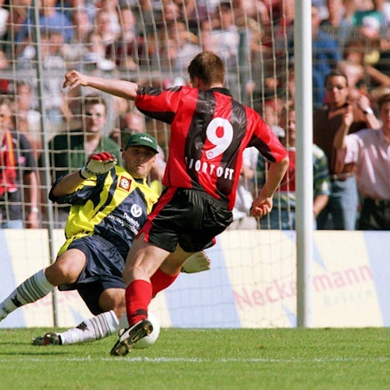 Frankfurts Stürmer Jan Aage Fjörtoft  überlistet am 29. Mai 1999 nach einem Übersteiger Kaiserlauterns Torwart Andreas Reinke und trifft zum 5:1-Sieg.