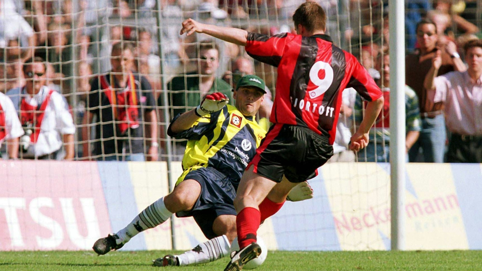 Frankfurts Stürmer Jan Aage Fjörtoft überlistet am 29. Mai 1999 nach einem Übersteiger Kaiserlauterns Torwart Andreas Reinke und trifft zum 5:1-Sieg.