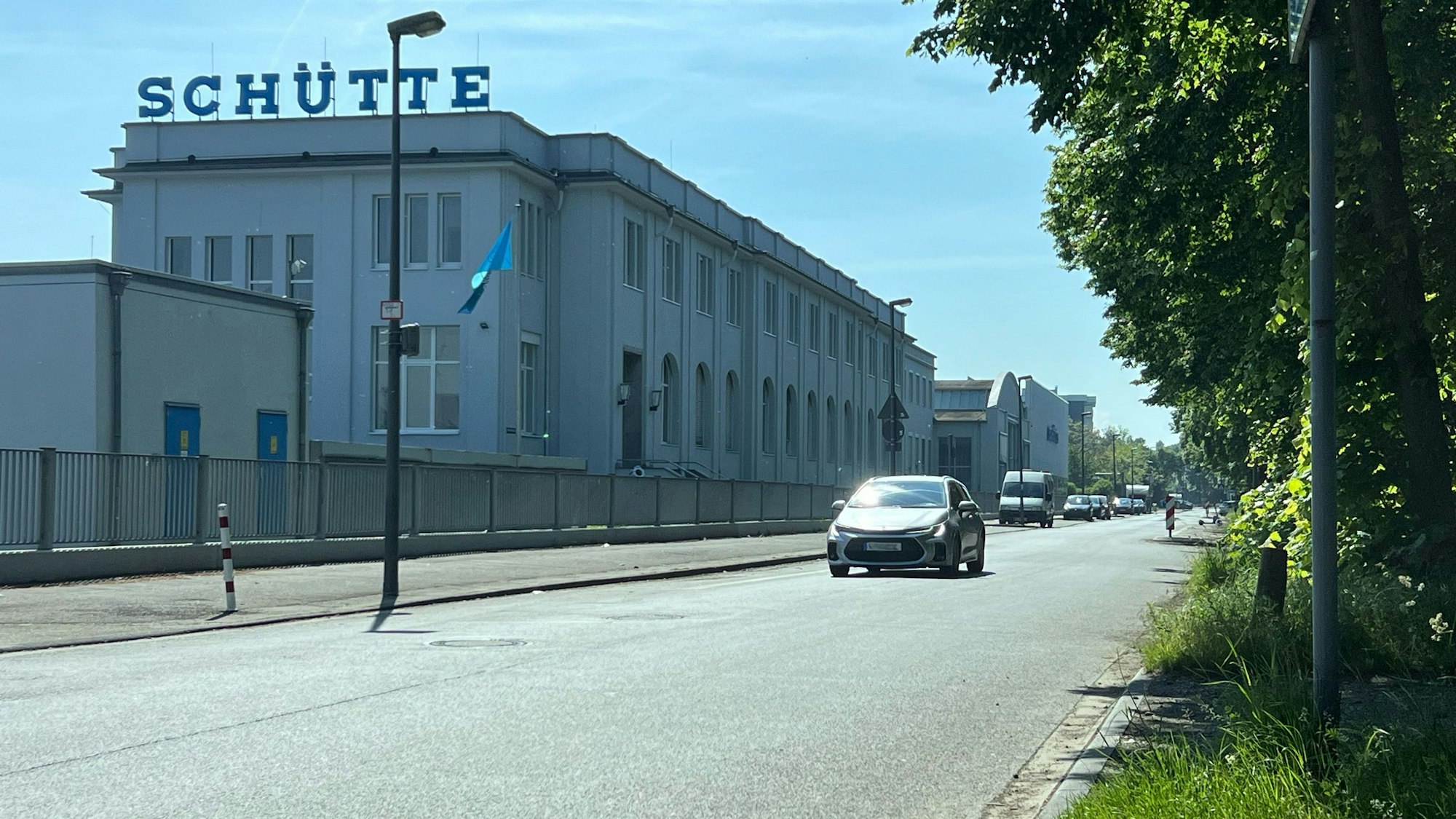 Die Stadt Köln hat Umbaumaßnahmen auf der Alfred-Schütte-Alle in Poll durchgeführt.