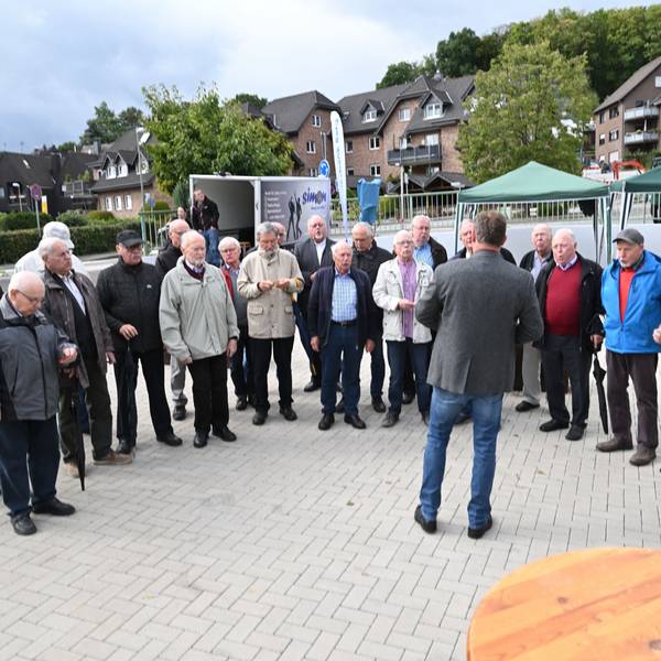 Das Foto zeigt den MGV Biesfeld bei der Einweihung des Dorfplatzes Biesfeld