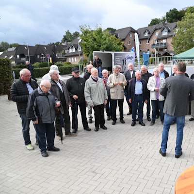 Das Foto zeigt den MGV Biesfeld bei der Einweihung des Dorfplatzes Biesfeld