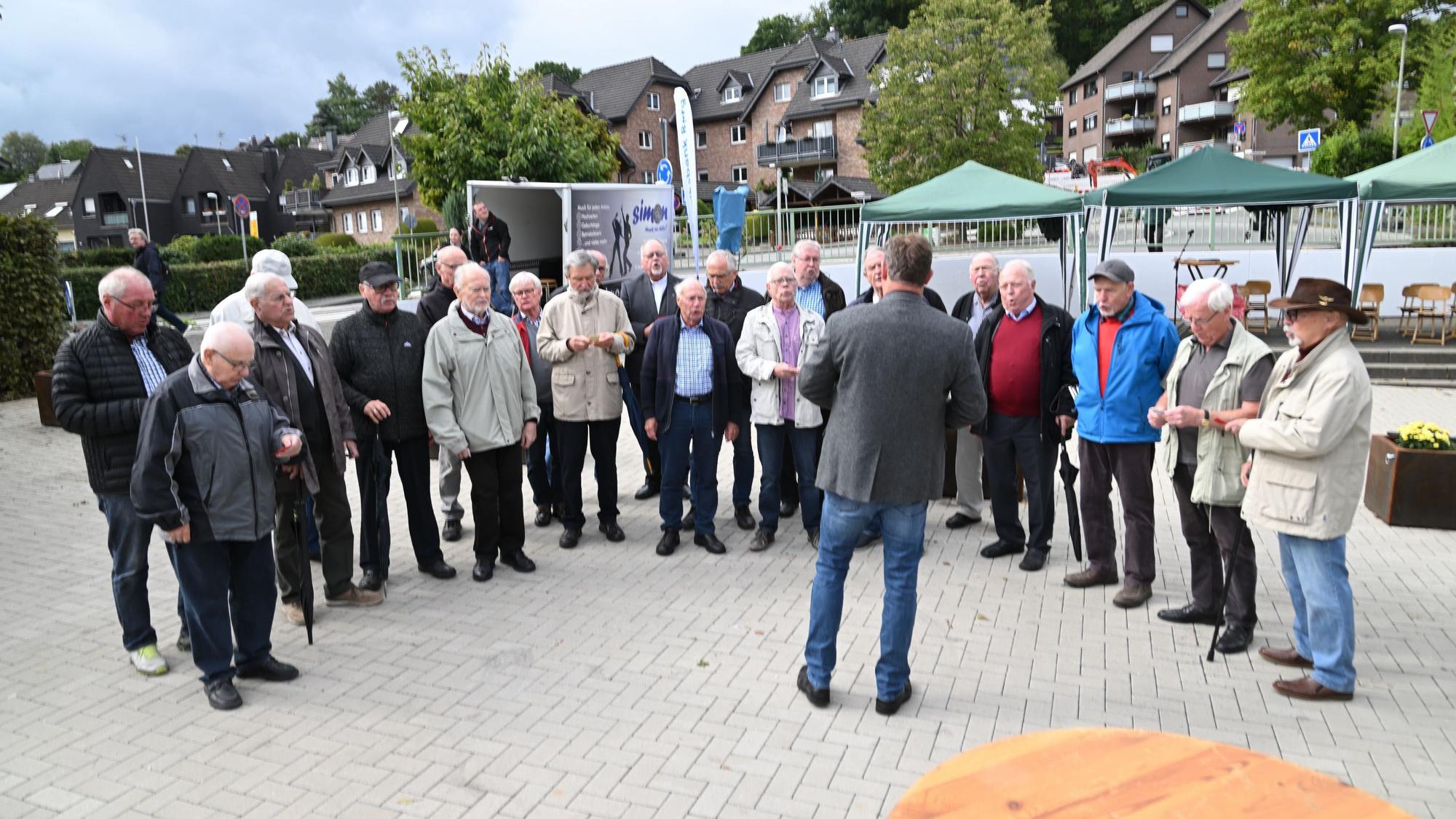 Das Foto zeigt den MGV Biesfeld bei der Einweihung des Dorfplatzes Biesfeld