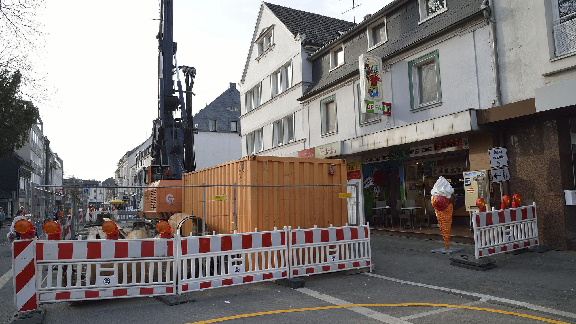 Das Eiscafé De Fanti an der oberen Hauptstrasse ist von einer Baustelle umgeben. Rechts im Bild ist eine große Plastikeiswaffel als Aufsteller zu sehen.