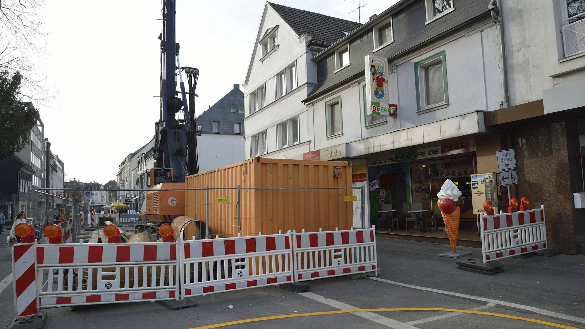 Das Eiscafé De Fanti an der oberen Hauptstrasse ist von einer Baustelle umgeben. Rechts im Bild ist eine große Plastikeiswaffel als Aufsteller zu sehen.