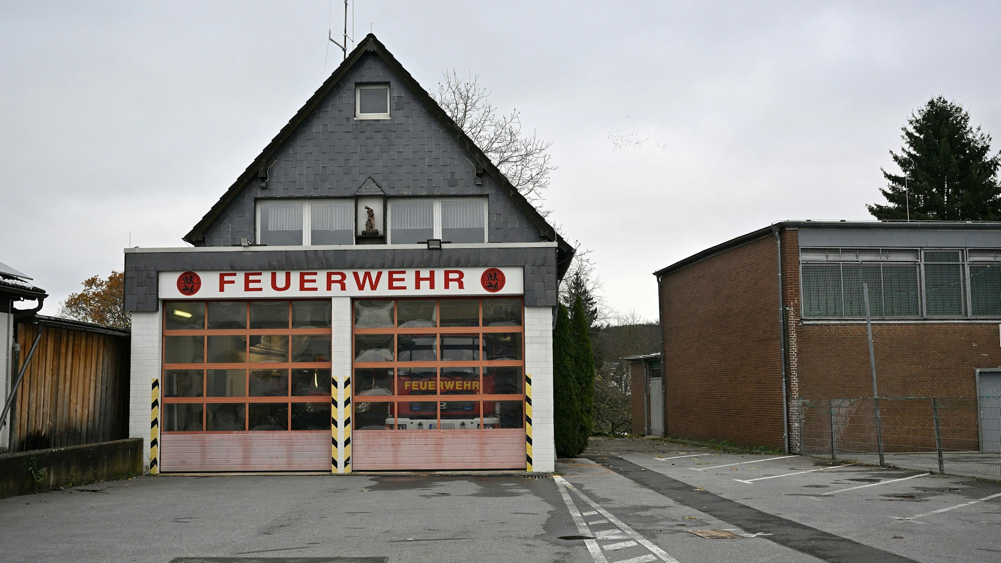Das Foto zeigt das Dürscheider Feuerwehrhaus. Es muss durch einen Neubau ersetzt werden.