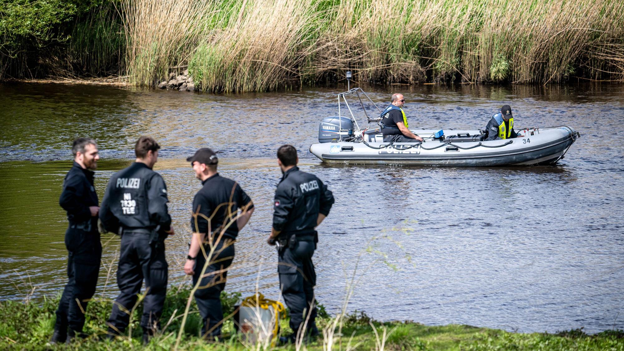 Einsatzkräfte der Polizei fahren am 29. April über die Oste. Nun soll dort erneut gesucht werden.