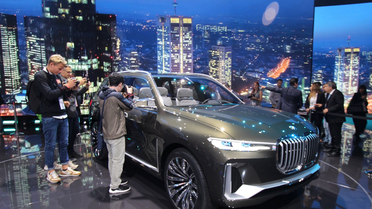 Besucher der Automobil-Messe IAA fotografieren einen SUV.