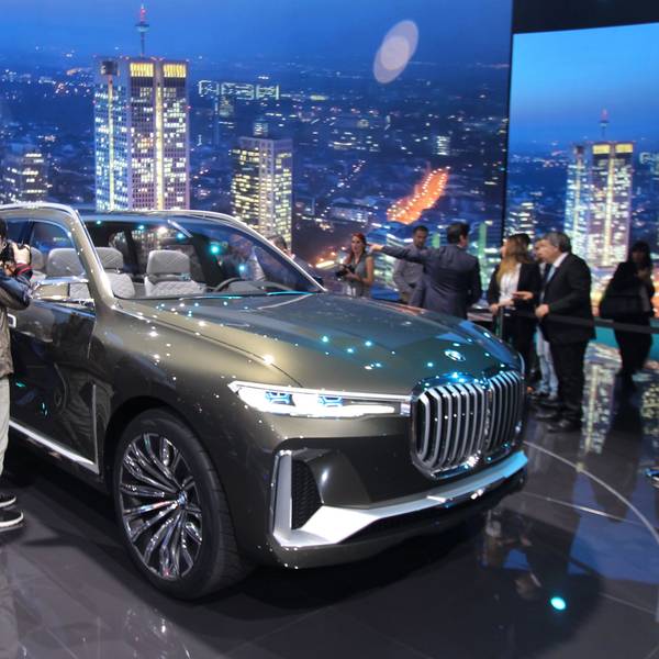 Besucher der Automobil-Messe IAA fotografieren einen SUV.