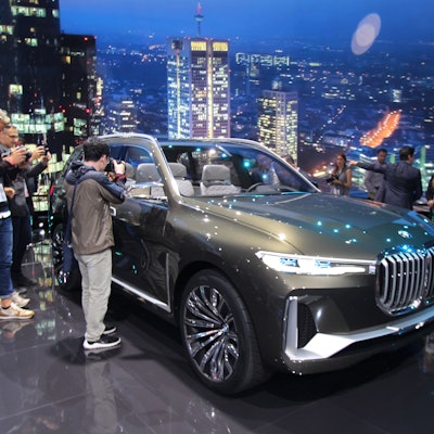 Besucher der Automobil-Messe IAA fotografieren einen SUV.