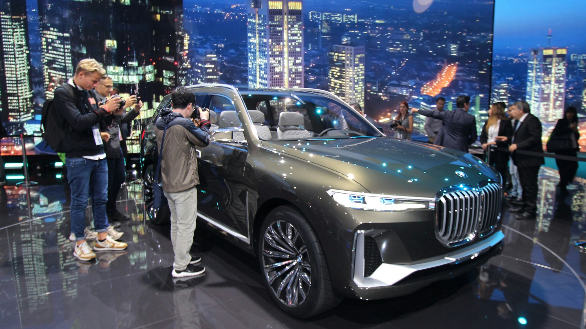 Besucher der Automobil-Messe IAA fotografieren einen SUV.