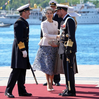 König Frederik (l), hier neben seiner Frau Königin Mary (M), gehört zum engeren Freundeskreis von Kronprinz Haakon.