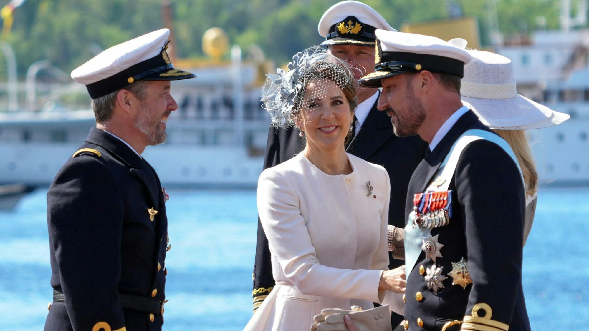 König Frederik (l), hier neben seiner Frau Königin Mary (M), gehört zum engeren Freundeskreis von Kronprinz Haakon.