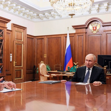 Kremlchef Wladimir Putin (r.) mit seinem neuen Verteidigungsminister Andrej Beloussow während eines Treffens im Kreml. (Archivbild)