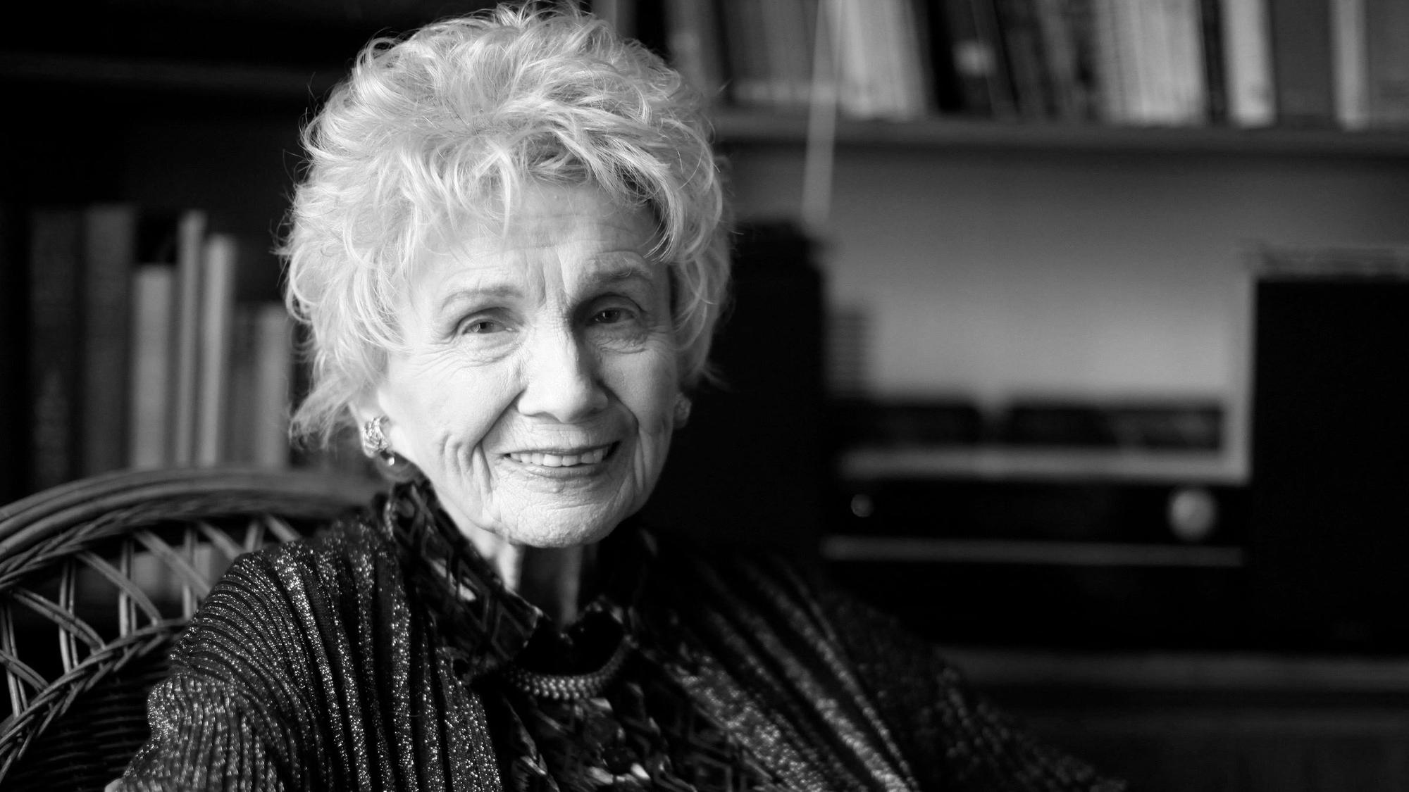 dpatopbilder - ARCHIV - 09.12.2013, Kanada, Victoria: Die kanadische Autorin und Literaturnobelpreisträgerin Alice Munro lächelt während eines Interviews. (zu dpa: «Kanadische Literaturnobelpreisträgerin Alice Munro gestorben») Foto: Chad Hipolito/The Canadian Press/AP +++ dpa-Bildfunk +++