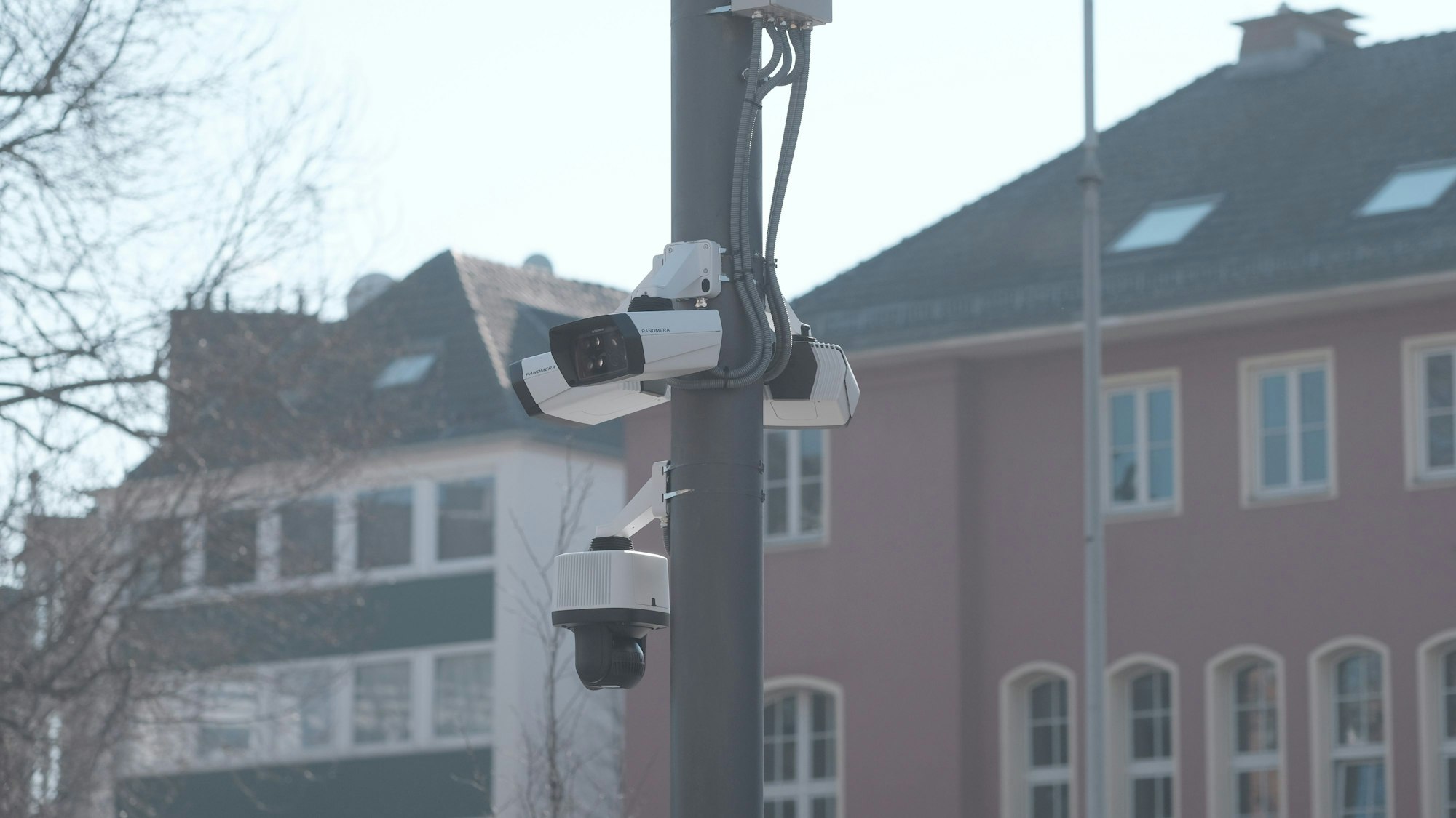 Videokameras der Polizei hängen an der Kalker Post und Kalker Hauptstraße.