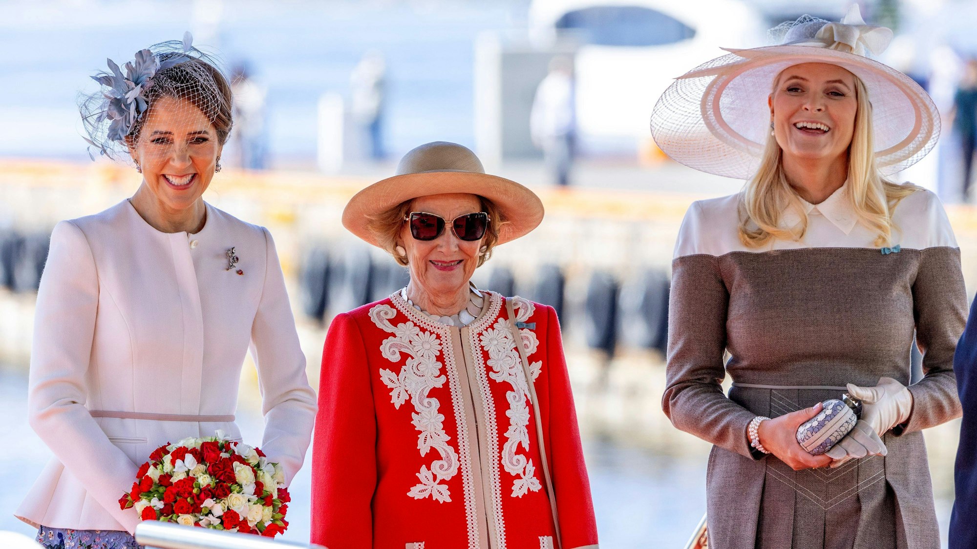 Königin Mary wird am Honnørbrygga von Königin Sonja und Kronprinzessin Mette-Marit am ersten Tag des zweitägigen Staatsbesuchs in Norwegen empfangen.
