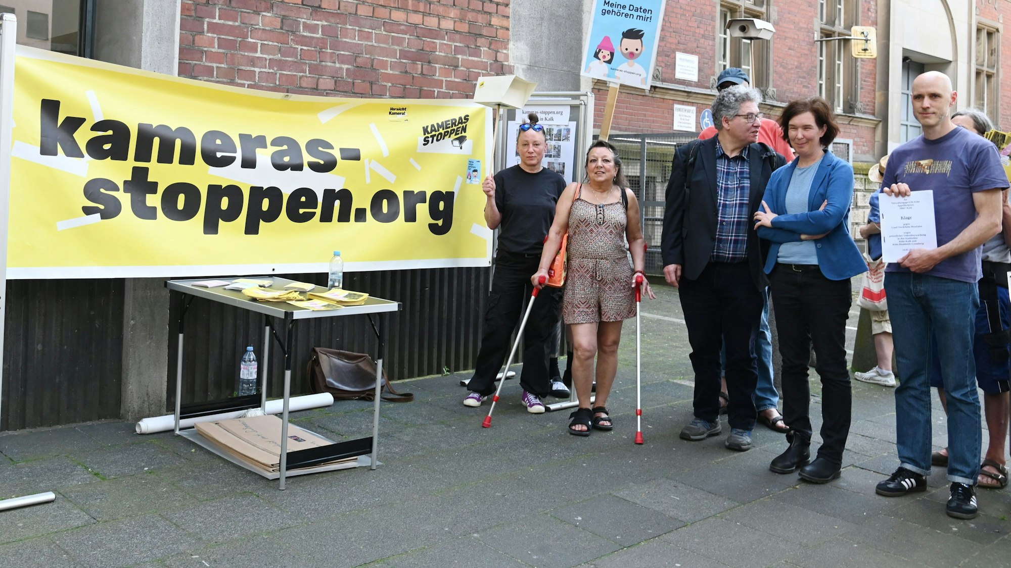 Aktivisten der Initiative „Kameras stoppen“ bei einer Protestkundgebung vor dem Verwaltungsgericht am 14. Mai 2024.