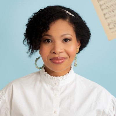 Golda Schultz blickt freundlich in die Kamera.