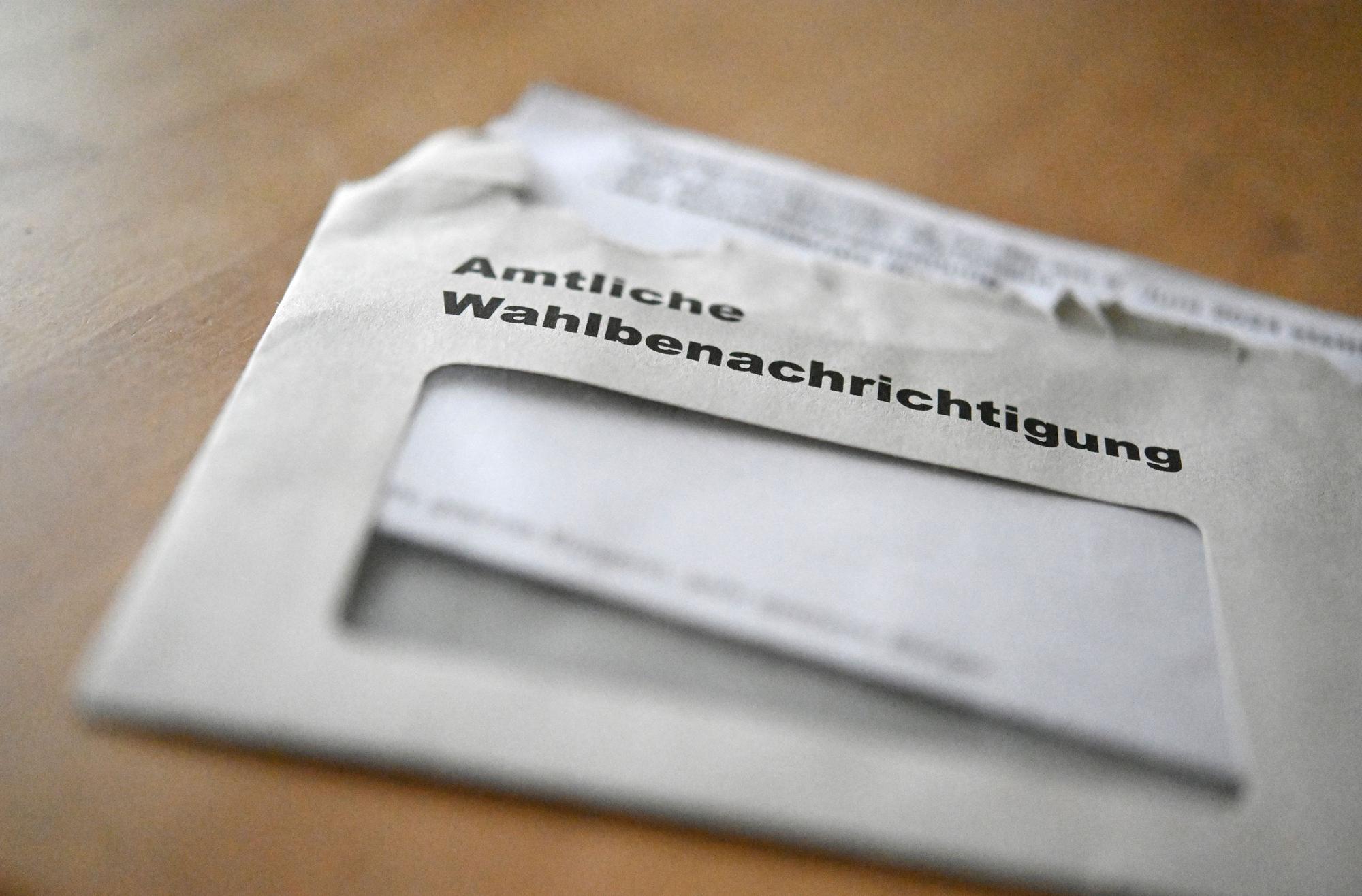 Eine geöffnete amtliche Wahlbenachrichtigung liegt auf einem Tisch. Am 9. Juni 2024 finden Europa- und Kommunalwahlen statt.