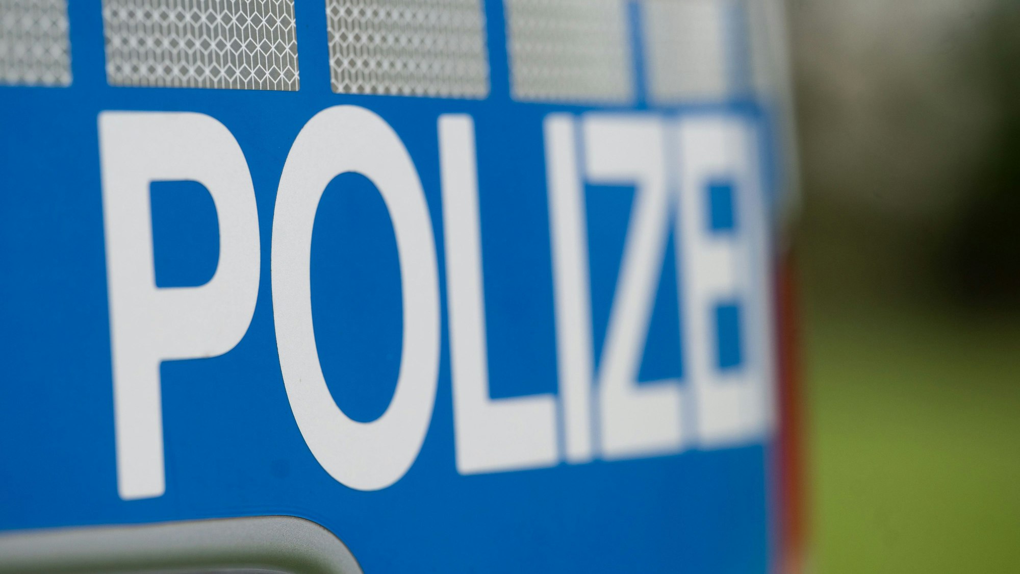 Die Polizei sucht nach Zeugen eines Unfalls in Müngersdorf am Samstagabend (Symbolbild).