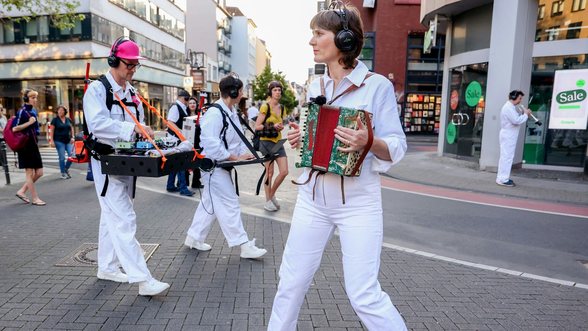 14.05.2024, Köln: Sommerblut-Festival: Near My Ears ist ein mobiles Musiktheater im öffentlichen Raum: Von St. Aposteln am Neumarkt aus bewegt es sich durch die Kölner Straßen und sucht dabei Orte auf, an denen sich Alltägliches und Politisches begegnen und miteinander verschmelzen. Bei der Veranstaltung handelt es sich um einen Audiowalk, also ein Spaziergang mit Audiobegleitung, durch die Kölner Innenstadt. Foto: Thilo Schmülgen