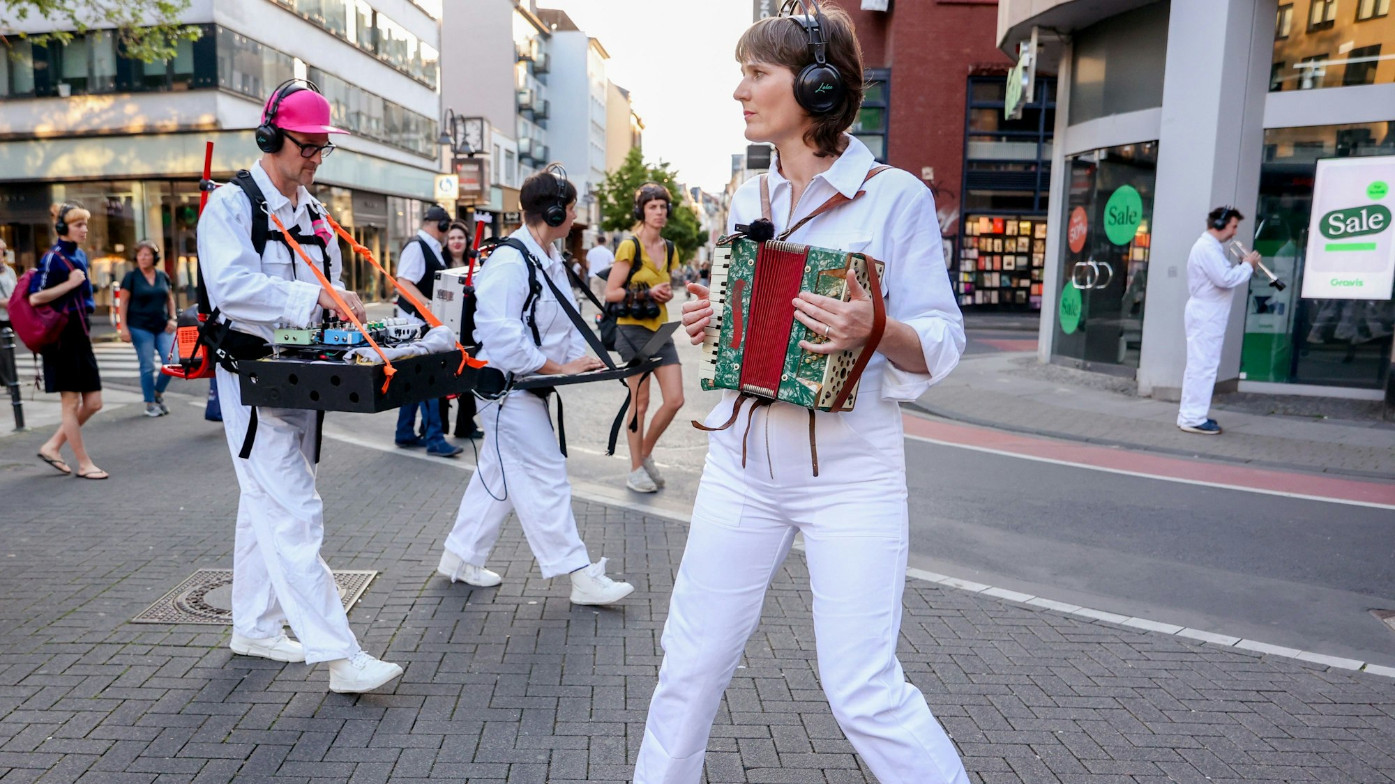 Von St. Aposteln am Neumarkt aus bewegt sich das Musiktheater durch die Kölner Straßen und sucht dabei Orte auf, an denen sich Alltägliches und Politisches begegnen und miteinander verschmelzen.