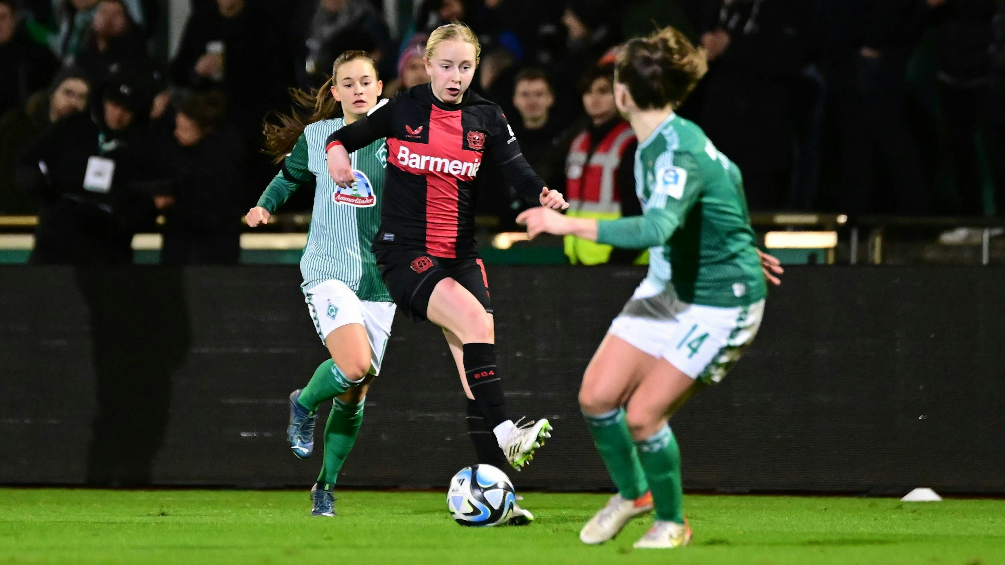 Fußball I Frauen I Saison 2023-2024 I 1. Frauen-Bundesliga I 11. Spieltag I SV Werder Bremen - Bayer 04 Leverkusen I 26.01.2024 Caroline Siems 13, Bayer 04 Leverkusen gegen Michaela Brandenburg 14, SV Werder Bremen Bremen Stadion Platz 11 Bremen Deutschland *** Soccer I Women I Season 2023 2024 I 1 Women Bundesliga I 11 Matchday I SV Werder Bremen Bayer 04 Leverkusen I 26 01 2024 Caroline Siems 13, Bayer 04 Leverkusen vs Michaela Brandenburg 14, SV Werder Bremen Bremen Bremen Stadion Platz 11 Bremen Germany Copyright: xLobeca/FelixxSchlikisx