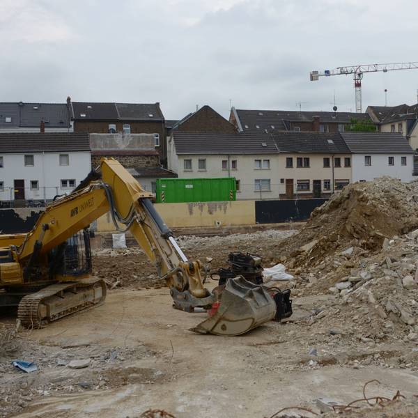 Vom City-Forum ist nur noch Bauschutt übrig. Daneben ist ein Abbruchbagger zu sehen, im Hintergrund stehen Häuser.