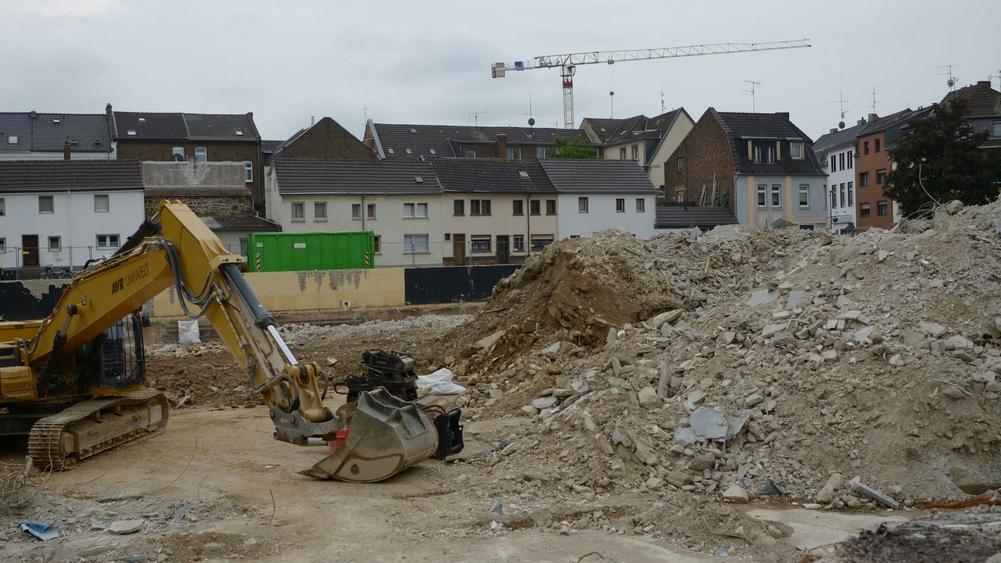 Vom City-Forum ist nur noch Bauschutt übrig. Daneben ist ein Abbruchbagger zu sehen, im Hintergrund stehen Häuser.