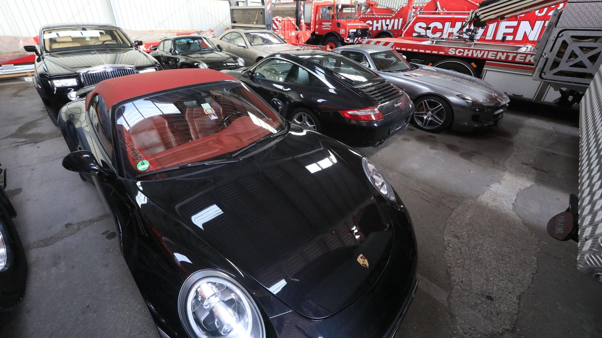 Porsche, Rolls-Royce, Mercedes der Leverkusener Großfamilie in einer Halle des Abschleppunternehmens Schwientek