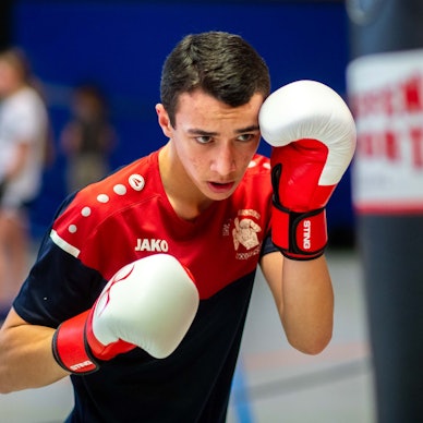Das Bild zeigt den jungen Boxen beim Training am Sandsack.