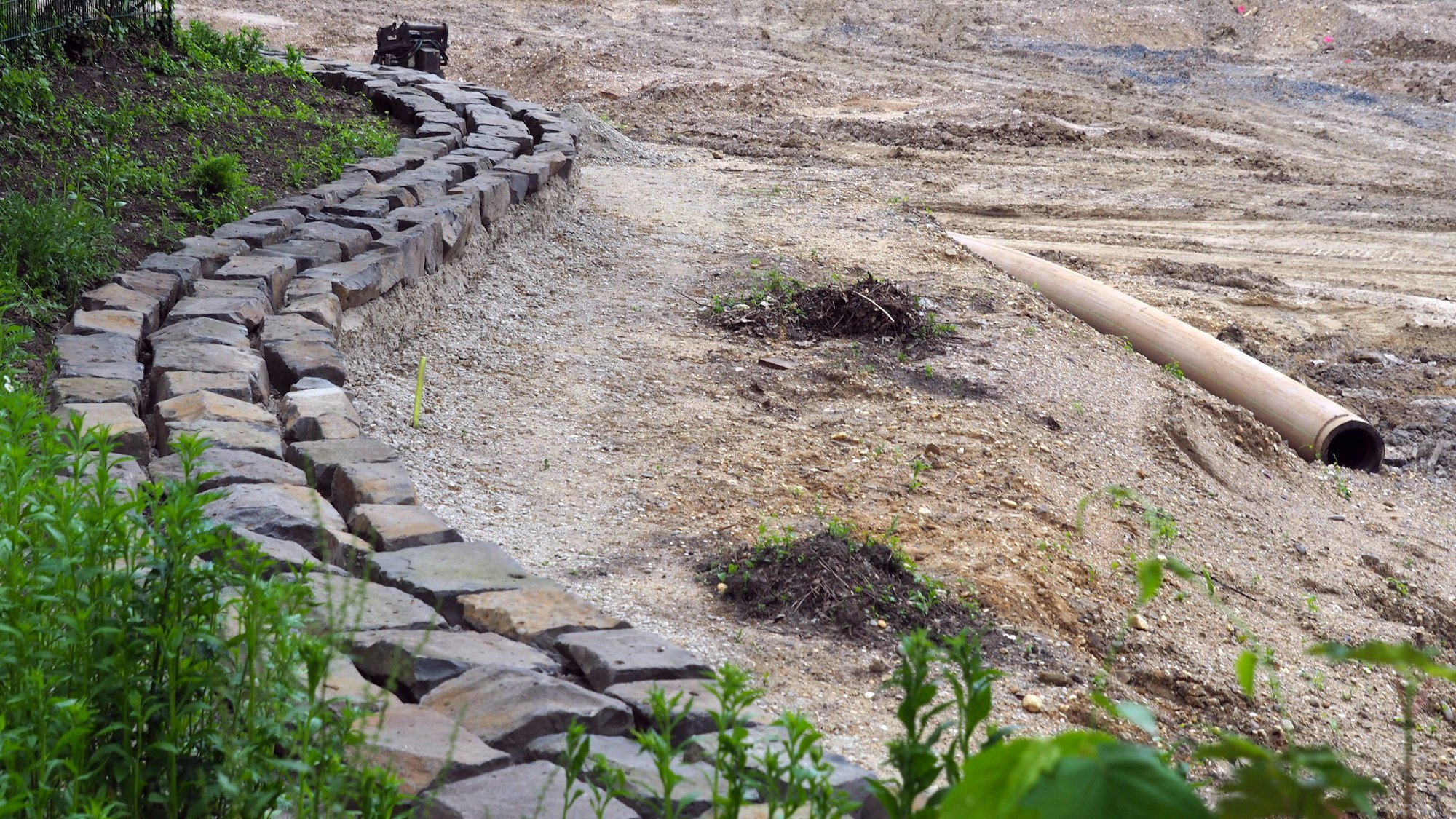 Die ursrpünglichen Uferlinien werden der beibehalten, sie werden mit Steinen eingefasst.