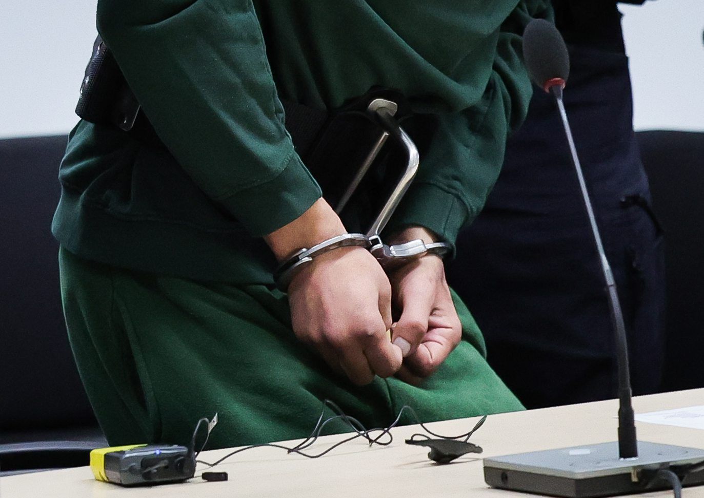 Der Angeklagte Ibrahim A. wird von Justizbeamten an seinen Platz im Gerichtssaal gebracht.