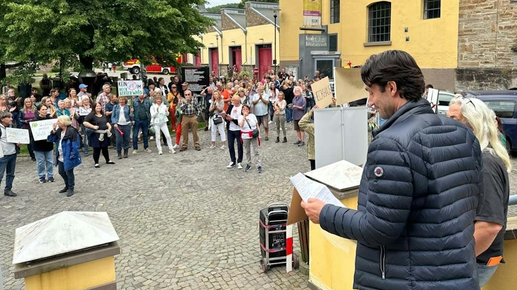 Eine Menschenmenge auf dem Vorplatz des Rathauses.