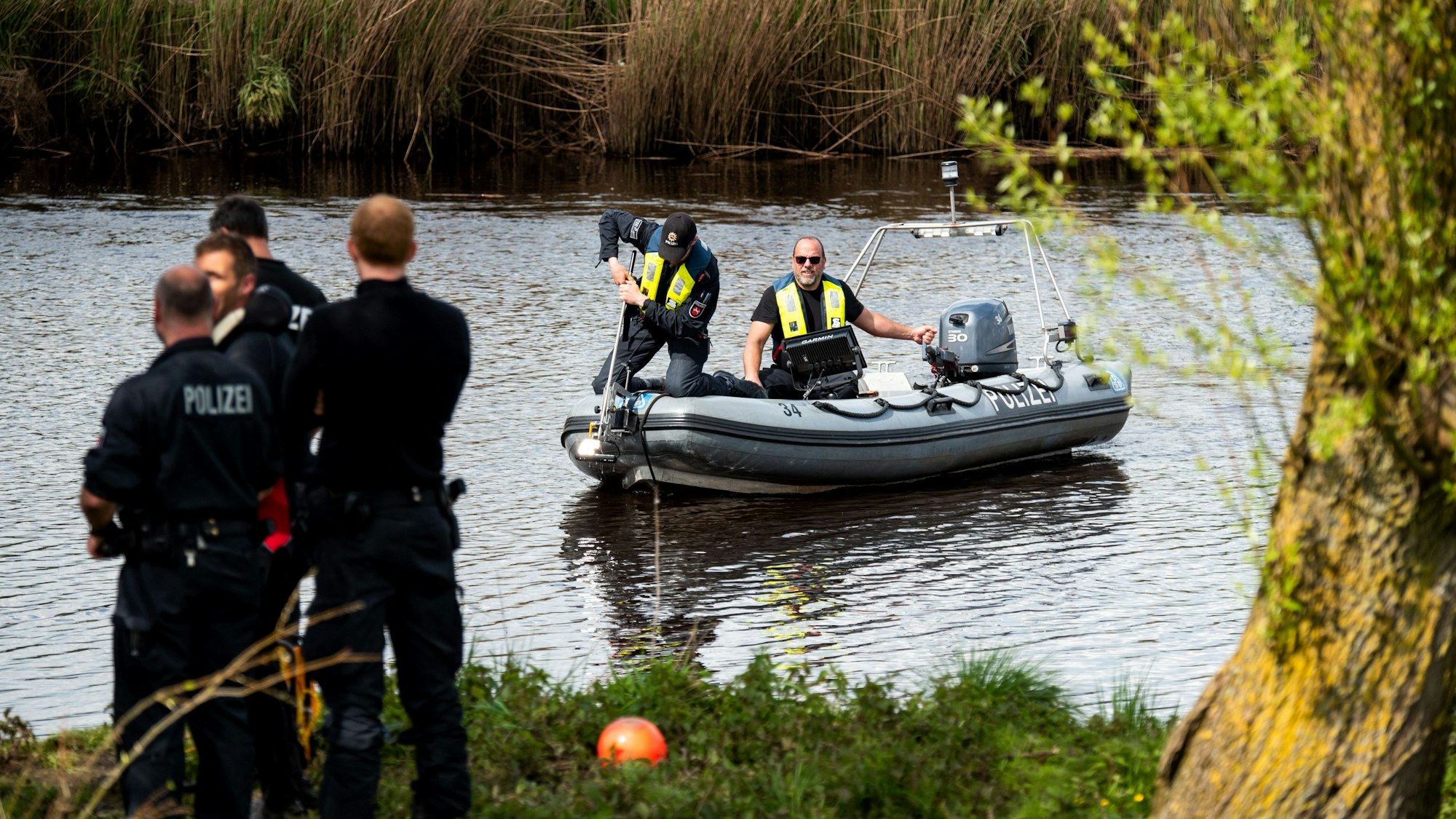 Spezialtaucher und Sonarboote sollen die Oste erneut nach dem vermissten Arian durchsuchen. Die speziell eingesetzte Ermittlungsgruppe Arian fürchtet, dass der Junge in den Fluss gefallen und Richtung Nordsee getrieben ist.