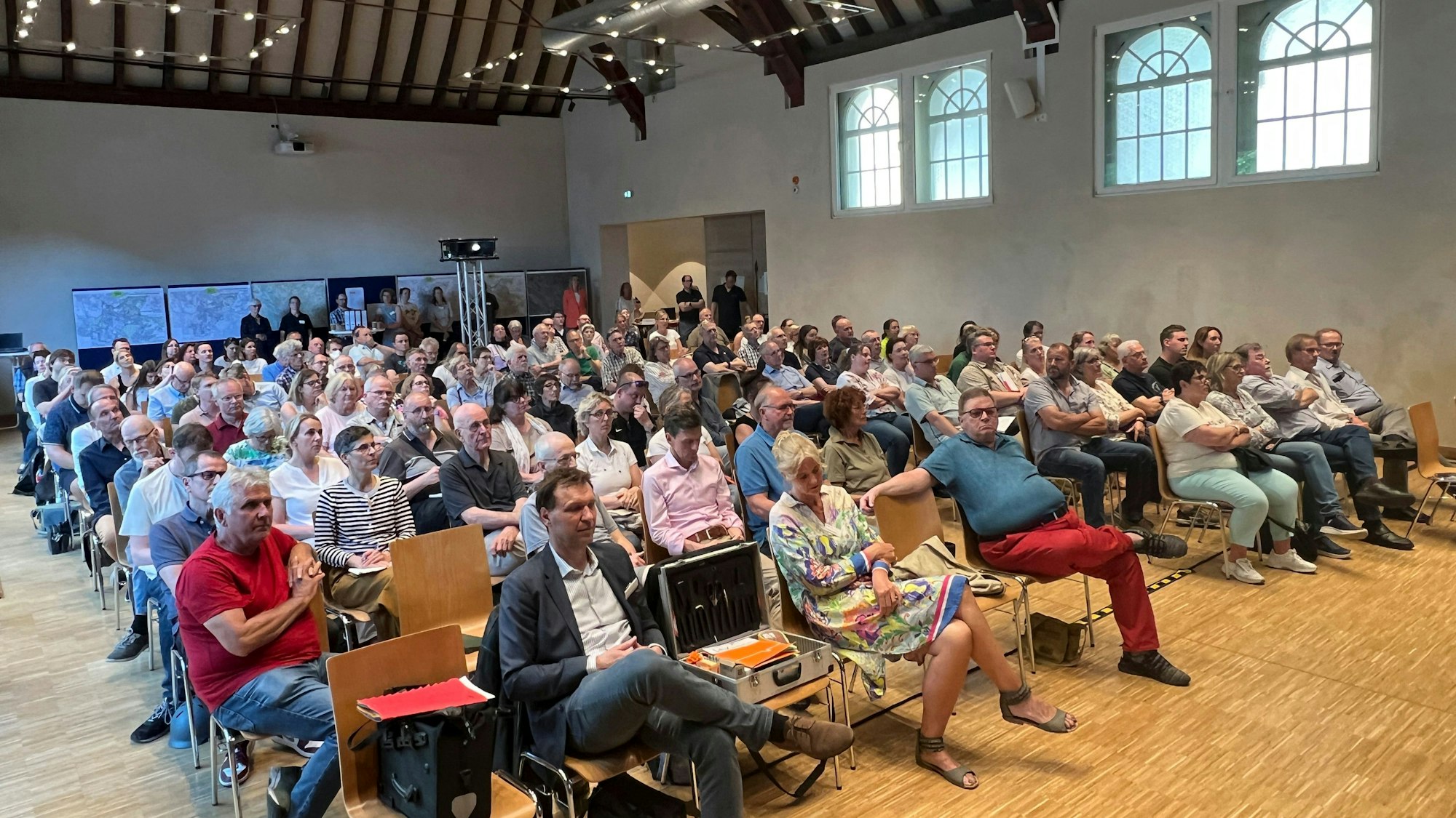 Die Bürgerinformation zum Landschaftsplanentwurf in der restaurierten Hauptschule im Hederichsfeld war sehr gut besucht.