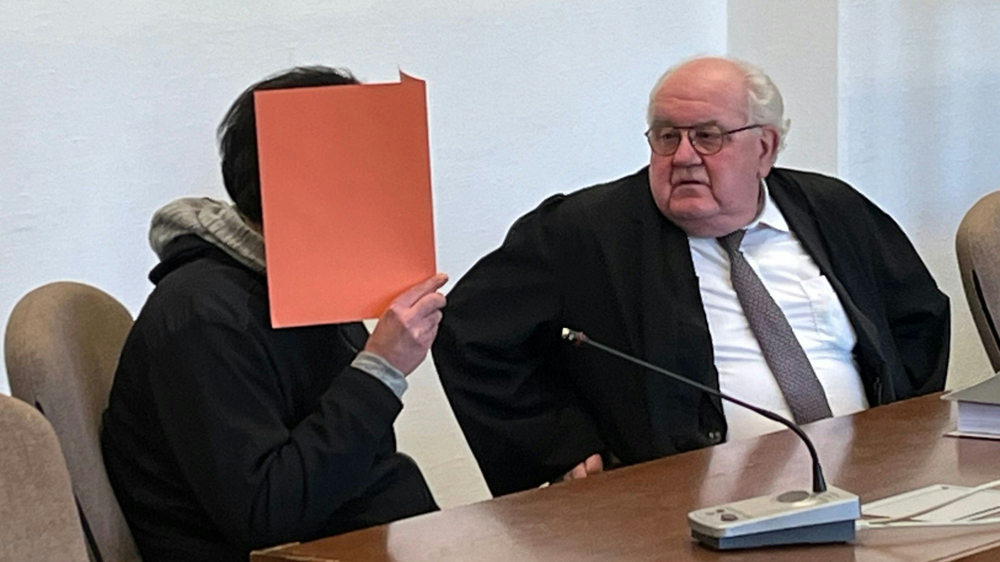 Verteidiger Gottfried Reims sitzt im Gericht neben dem des Mordes angeklagten Rheindorfer.