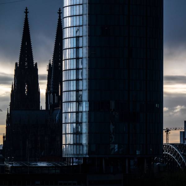 Ein Gewitter zieht über Köln (Archivbild vom 31. März). Der DWD warnt vor Superzellen.