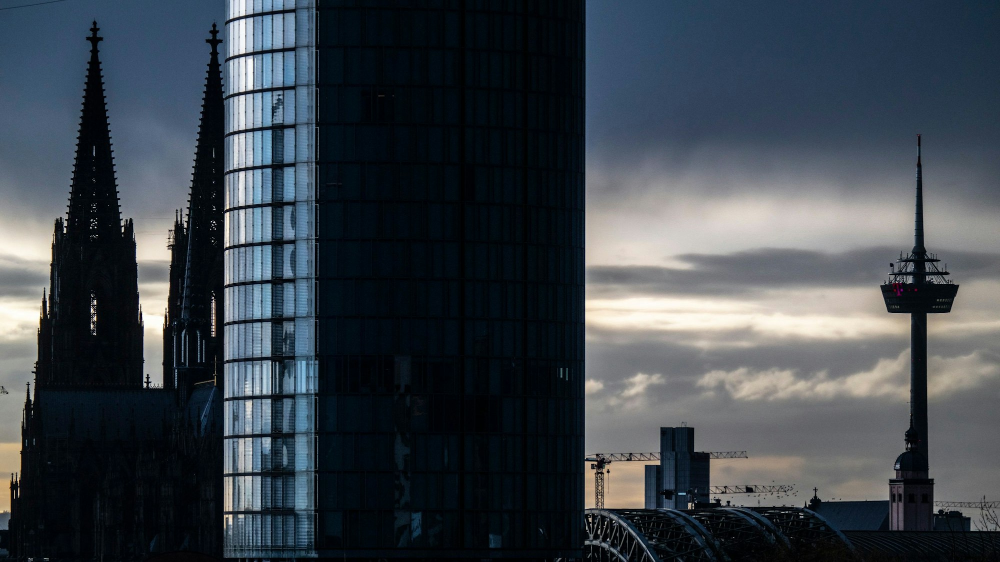 Ein Gewitter zieht über Köln (Archivbild vom 31. März). Der DWD warnt vor Superzellen.