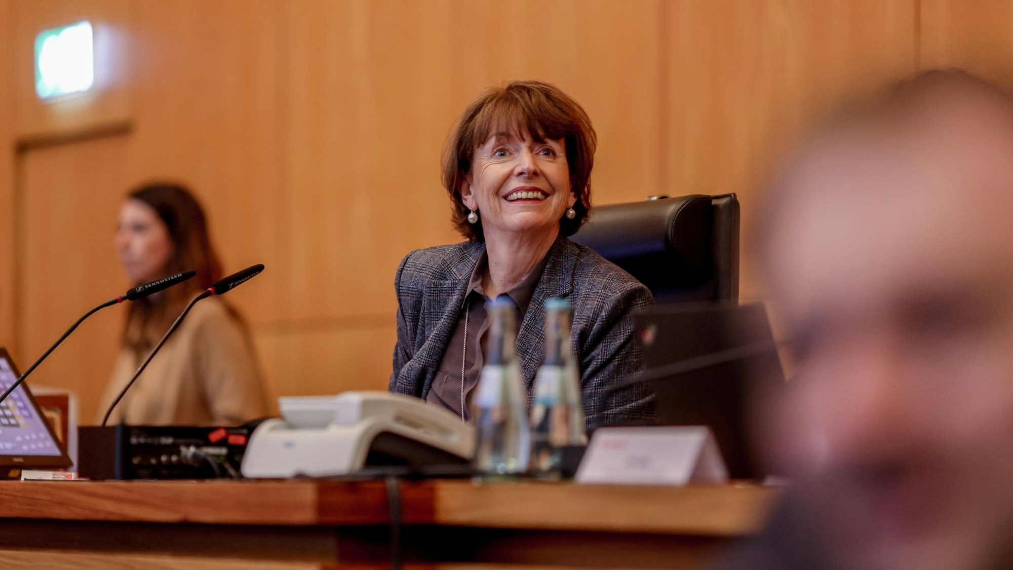 Die Kölner Oberbürgermeisterin Henriette Reker sitzt auf ihrem Platz im Ratssaal.