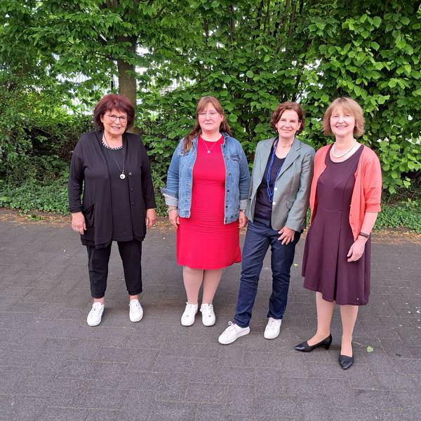 Christa Feld (Flüchtlingsinitiative Lohmar-Siegburg), Stefanie Büttgen (DGB Bonn/Rhein-Sieg, Barbara König (Awo Bonn/Rhein-Sieg) und Superintendentin Almut van Niekerk (evangelischer Kirchenkreis an Sieg und Rhein) stellten das neu gegründete Siegburger Bündnis für Demokratie und Vielfalt vor (v.l.).