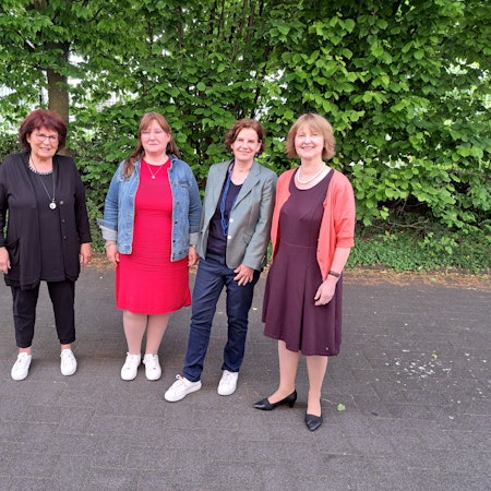 Christa Feld (Flüchtlingsinitiative Lohmar-Siegburg), Stefanie Büttgen (DGB Bonn/Rhein-Sieg, Barbara König (Awo Bonn/Rhein-Sieg) und Superintendentin Almut van Niekerk (evangelischer Kirchenkreis an Sieg und Rhein) stellten das neu gegründete Siegburger Bündnis für Demokratie und Vielfalt vor (v.l.).