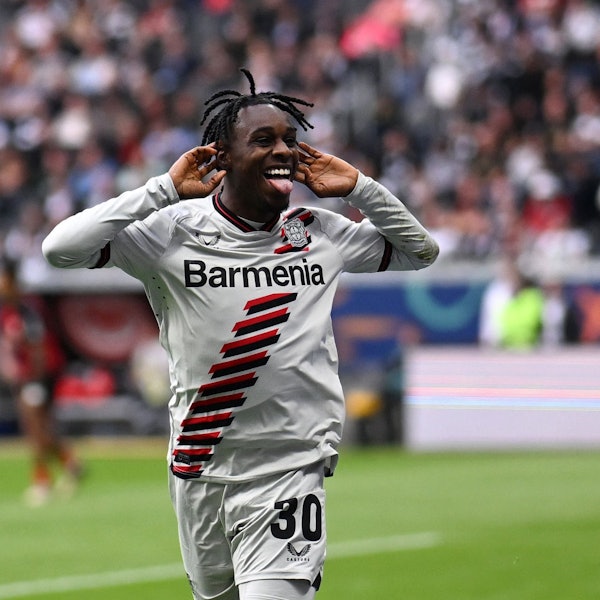 Leverkusens Jeremie Frimpong jubelt nach seinem Tor in Frankfurt.