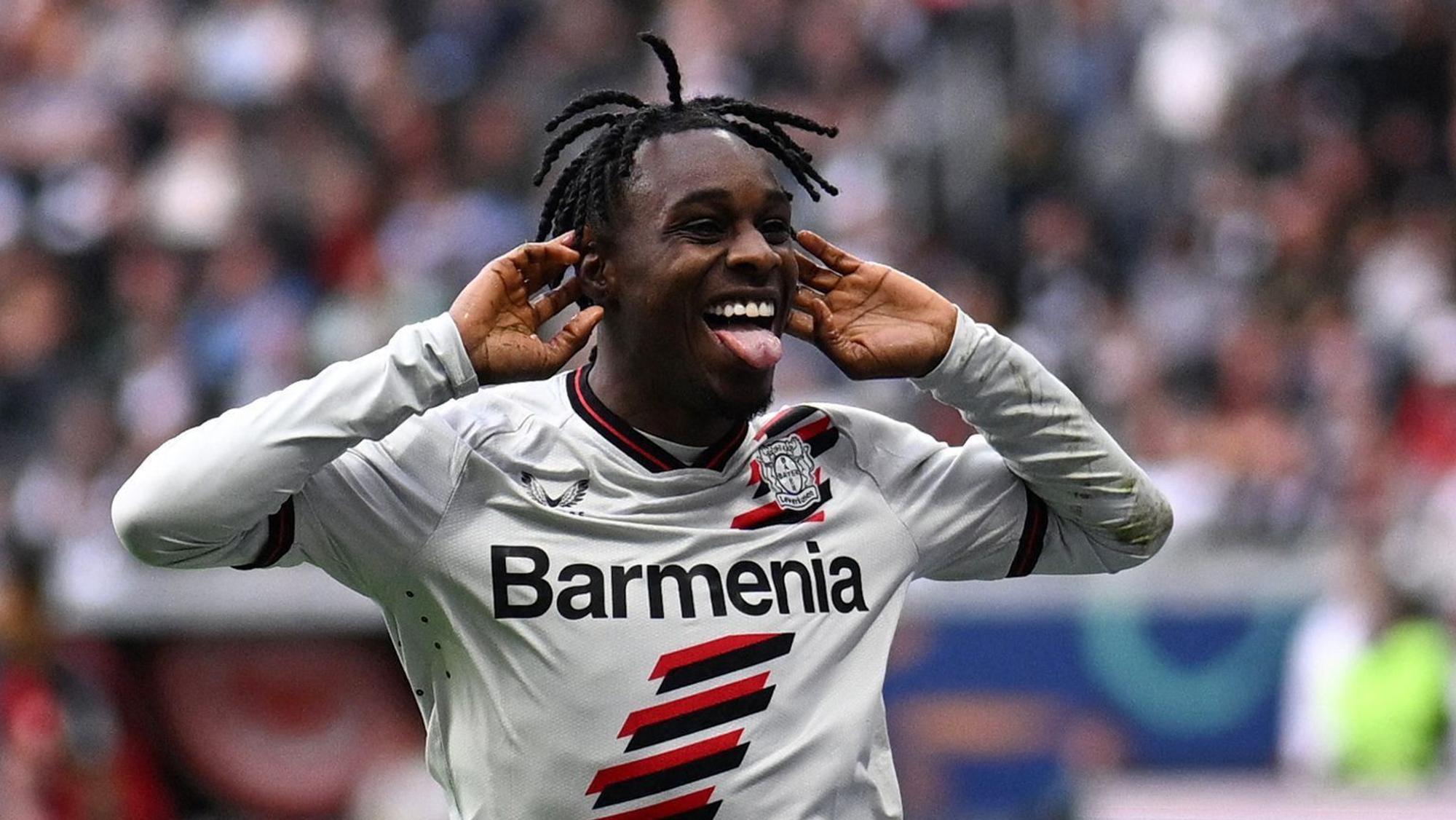 Leverkusens Jeremie Frimpong jubelt nach seinem Tor in Frankfurt.