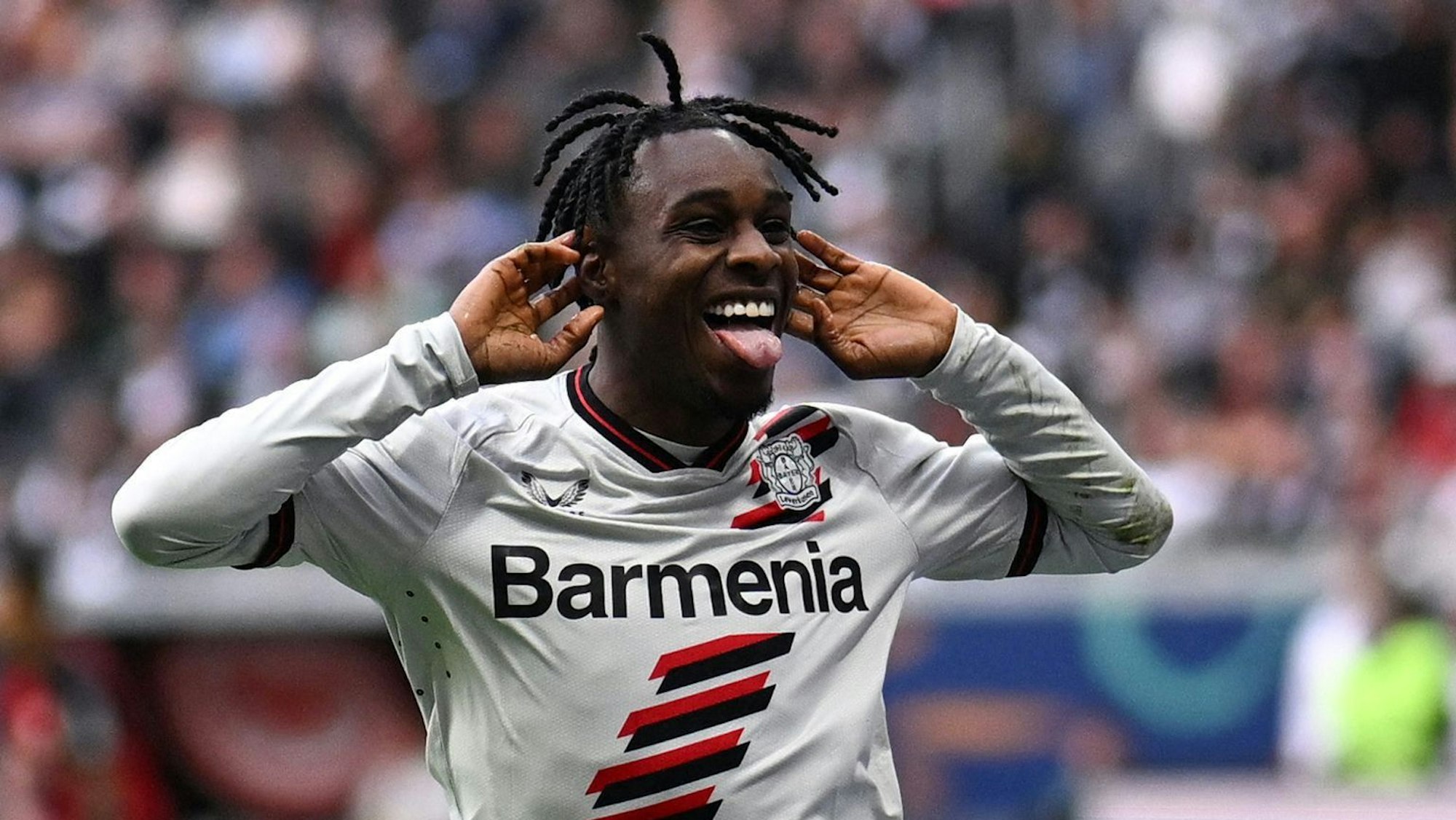 Leverkusens Jeremie Frimpong jubelt nach seinem Tor in Frankfurt.