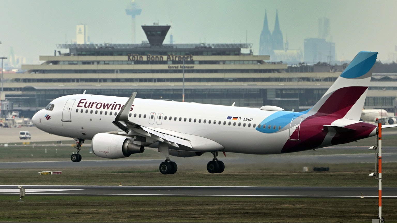 Ein Flugzeug der Eurowings landet auf dem Flughafen Köln/Bonn.