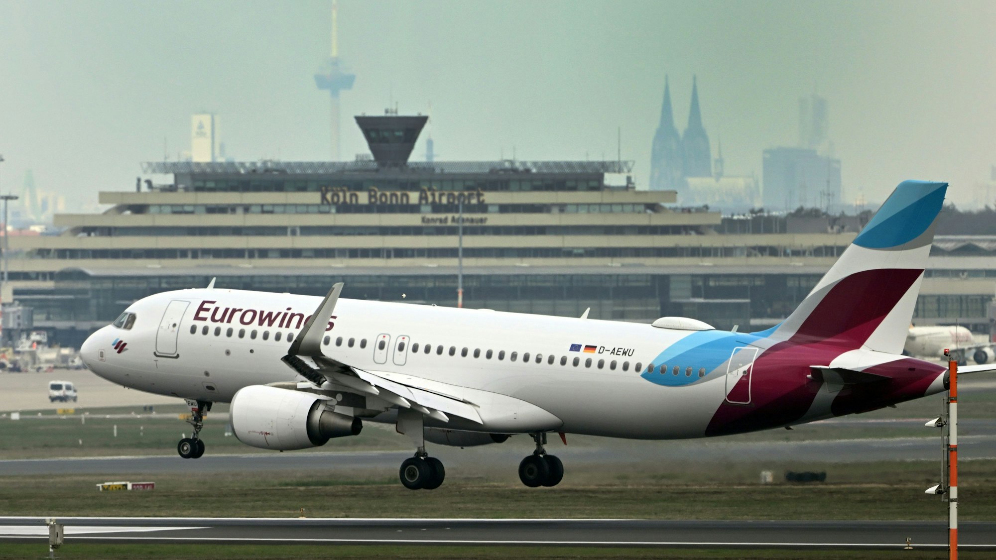 Ein Flugzeug der Eurowings landet auf dem Flughafen Köln/Bonn.