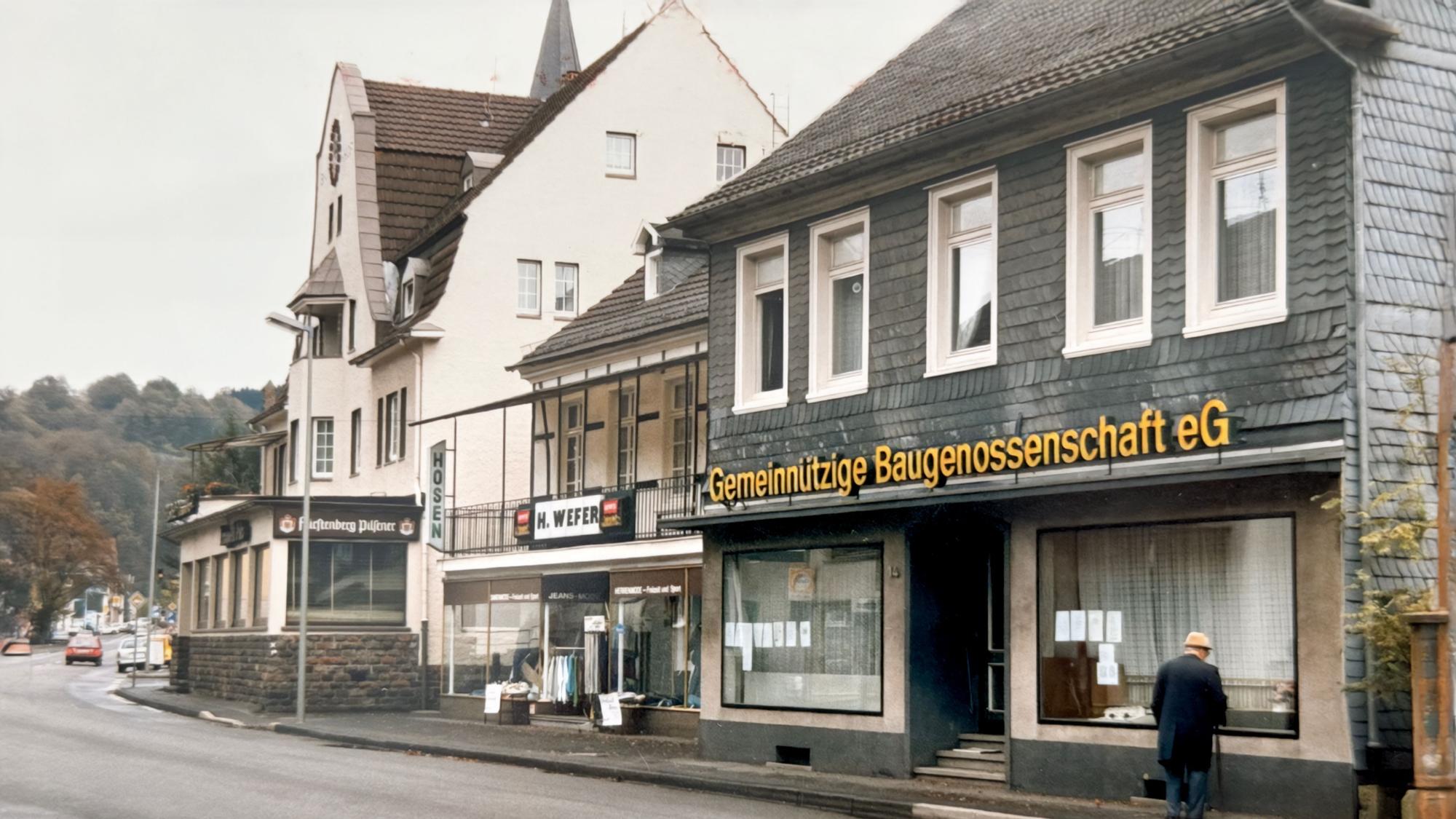 Die Geschäftstelle der Baugenoosenschaft Ründeroth an der Hauptstraße des Ortsteils von Engelskirchen. Die Aufnahme ist nicht datiert.