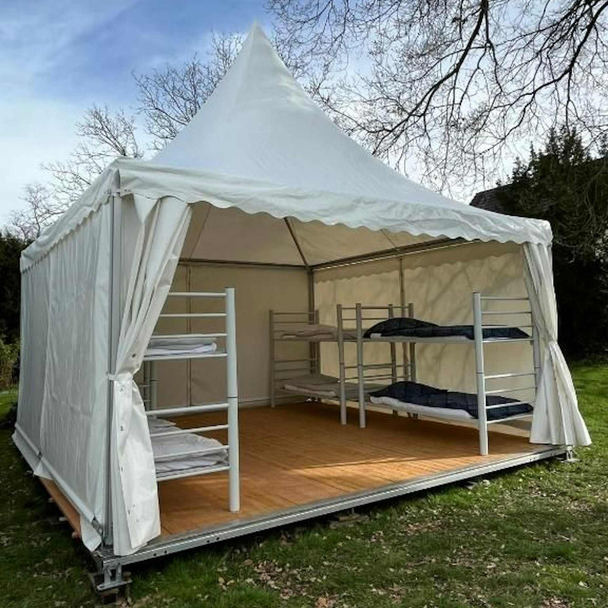 Im Pop-up-Camp im Jugendpark können Fans während der Europameisterschaft Betten im in Vier- oder Achter-Zelten buchen.